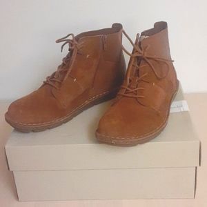 Womens Clarks Dark Tan 9 1/2 Wide